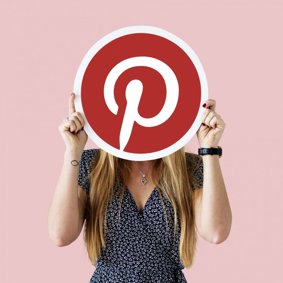 Femme avec logo plateforme réseau social Pinterest
